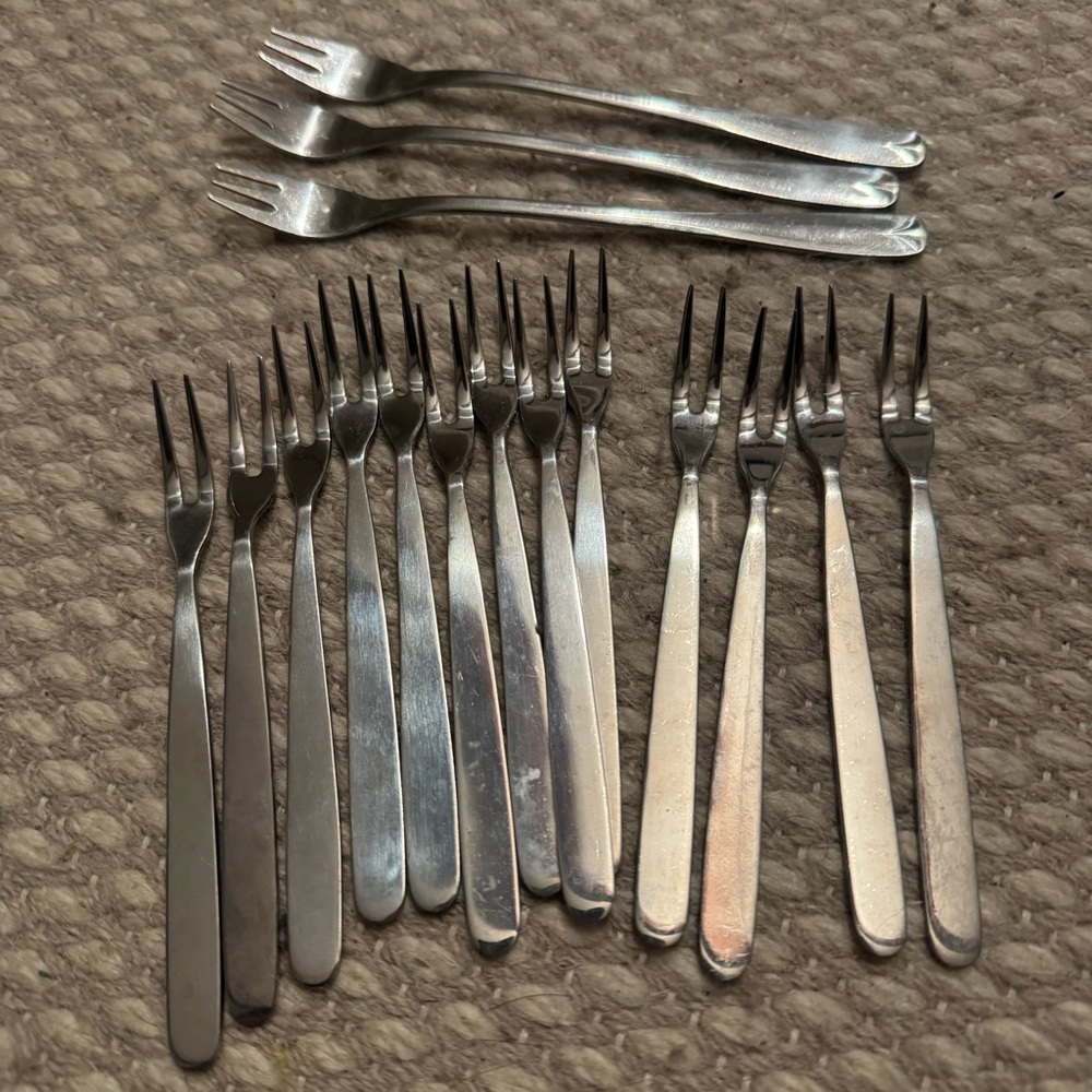 forks are part of the "Sessan" series produced by the Swedish company Nilsjohan